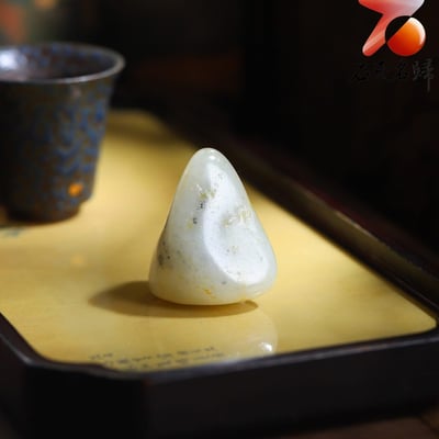 和田玉點墨青花灑金皮籽料 43×38×25mm 重54克4