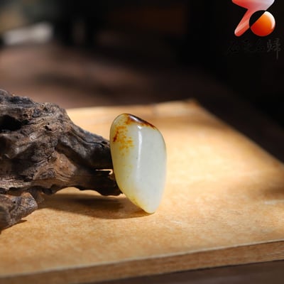 和田玉黑紅皮白肉籽料 40×29×13mm 重24克2