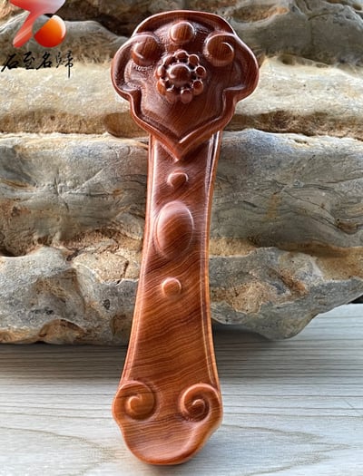 焦糖味重油料城口崖柏手把件 《靈芝如意》1