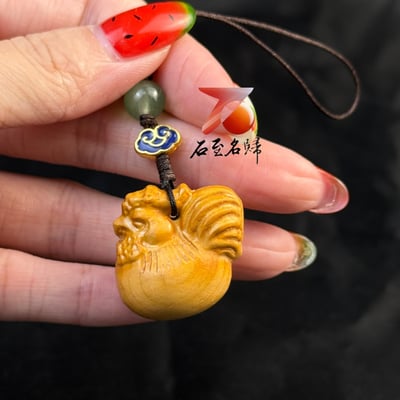 天然崖柏木雕吊飾【招財開運金雞】2