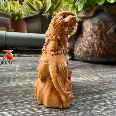 天然 嚴選崖柏木雕件【元寶坐山虎】5