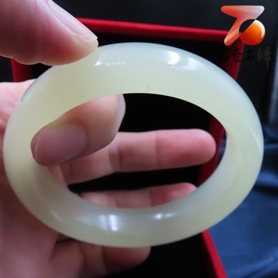 米黃色玉鐲 色澤均勻、質料溫潤4