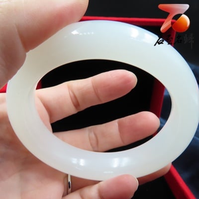白色玉鐲 溫潤色勻3