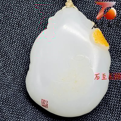 脂白和田玉籽料作品【財源廣進-財神到】紅皮+灑金皮 蘇州名家作品  附雙鑑定證書4