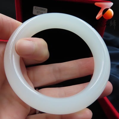 白色玉鐲 溫潤色勻2