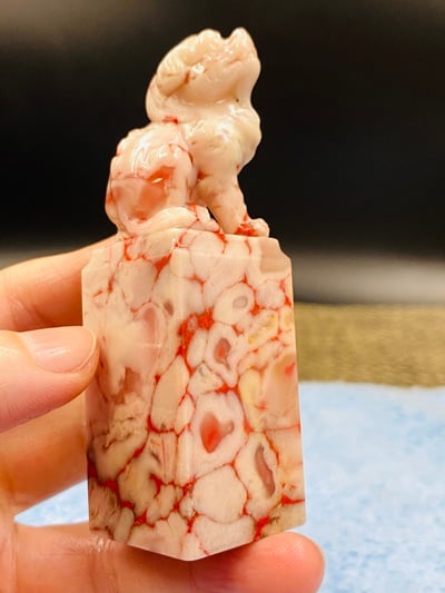 巴林奇特雞血石【歐俊杰作品-古獸印章】2