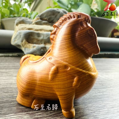 嚴選焦糖味重油料城口崖柏老料手把件 《富貴有餘-唐馬》2