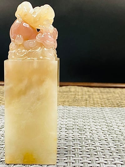 巴林玻璃底雞血石印章-三羊開泰4