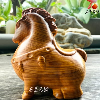 嚴選焦糖味重油料城口崖柏老料手把件 《富貴有餘-唐馬》5