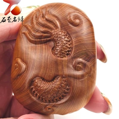 嚴選陳化崖柏重油老料手把件【祥龍獻珠】 長6公分3