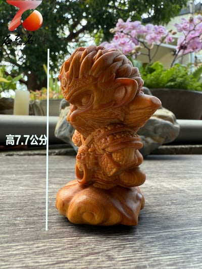 焦糖味重油料城口崖柏老料手把件 《齊天大聖》高7.7公分2