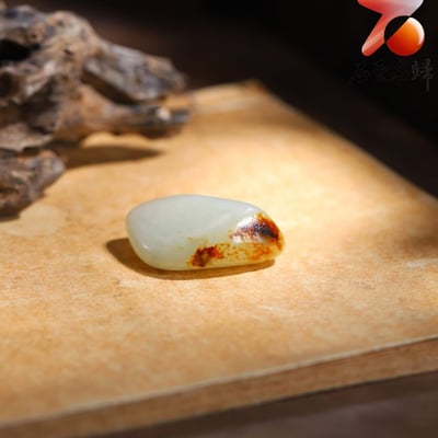 和田玉黑紅皮白肉籽料 40×29×13mm 重24克3