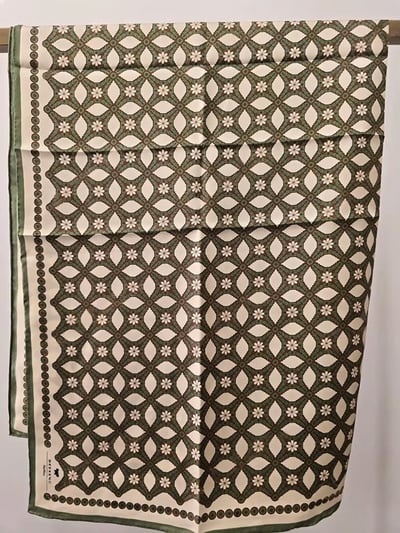 WEEKEND幾何圖案絲巾1