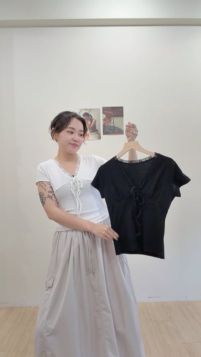 蕾絲v領Tee2