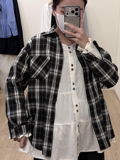 小花扣設計襯衫6