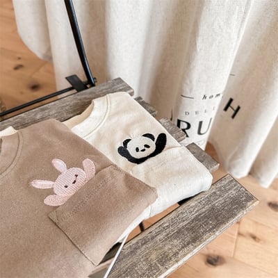 小動物刺繡口袋短版上衣1