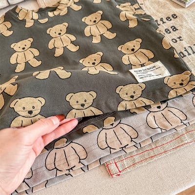 *門市熱銷*韓版高磅數滿版小熊落肩上衣7