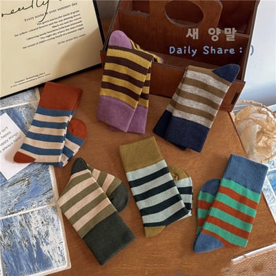 韓系學院風條紋中筒襪5