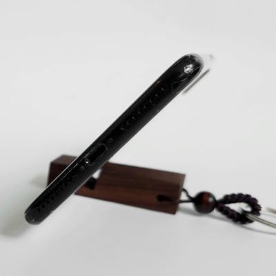 《原木手機支架鑰匙圈》10