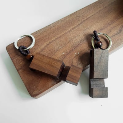 《原木手機支架鑰匙圈》7