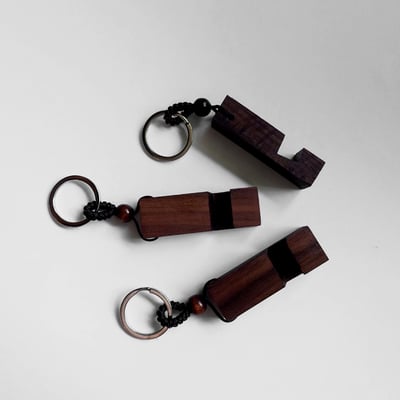 《原木手機支架鑰匙圈》2