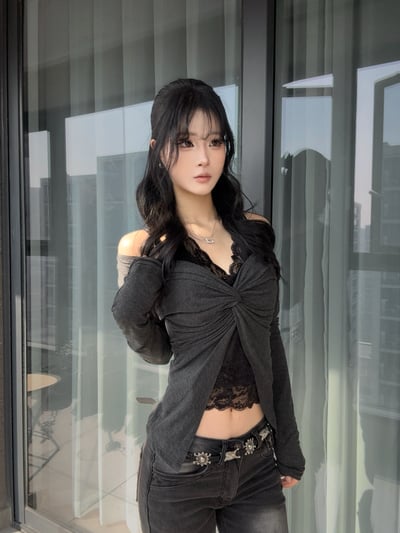 韩系蕾絲掛脖假兩件修身上衣1