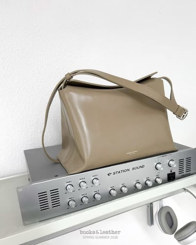 B53 Bucks&Leather  26年新皮革新色！大款 磁吸枕頭包1