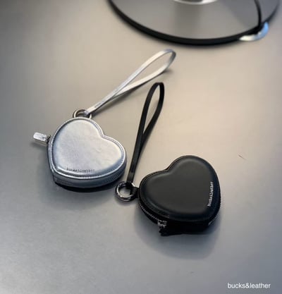 B44 Bucks&Leather 26年新款！可愛爆擊！光滑亮面愛心牛皮拉鍊包1