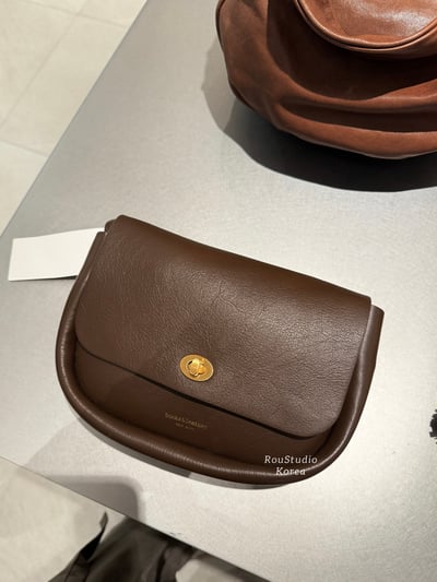 B43 Bucks&Leather 小轉扣羊皮斜背包 2色3