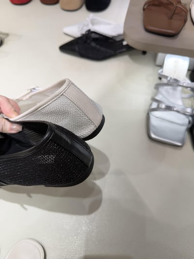 BB15 搭配小亮點！軟底簍空娃娃鞋 2色 225-253