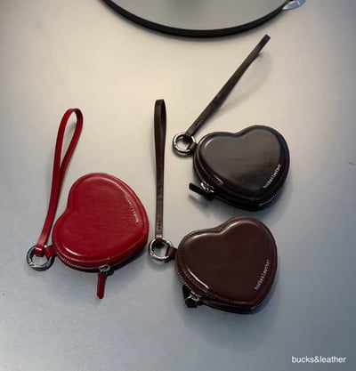 B44 Bucks&Leather 26年新款！可愛爆擊！光滑亮面愛心牛皮拉鍊包6