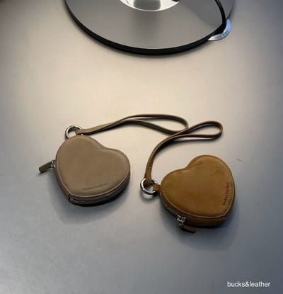 B44 Bucks&Leather 26年新款！可愛爆擊！光滑亮面愛心牛皮拉鍊包4