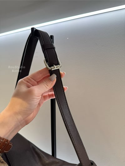 B8 自留！Bucks&Leather 中款'底部加寬'磁吸扣枕頭包25