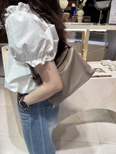 B8 自留！Bucks&Leather 中款'底部加寬'磁吸扣枕頭包3