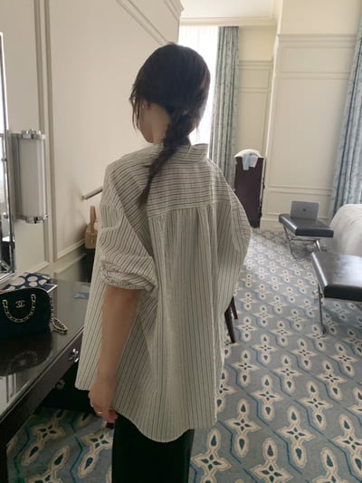 現貨 AU13 輕薄小標直紋襯衫 2色3