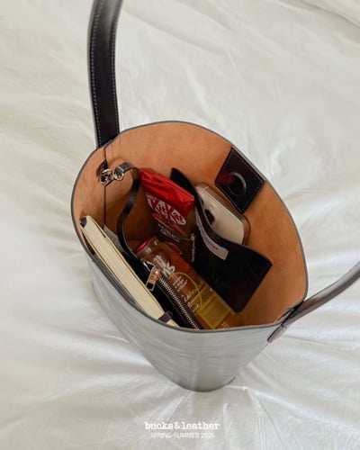 B49 Bucks&Leather  26年新款！牛皮大容量水桶包 (附零錢包)4