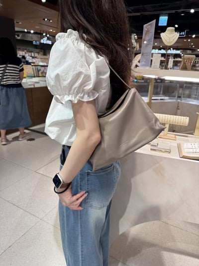 B8 自留！Bucks&Leather 中款'底部加寬'磁吸扣枕頭包1