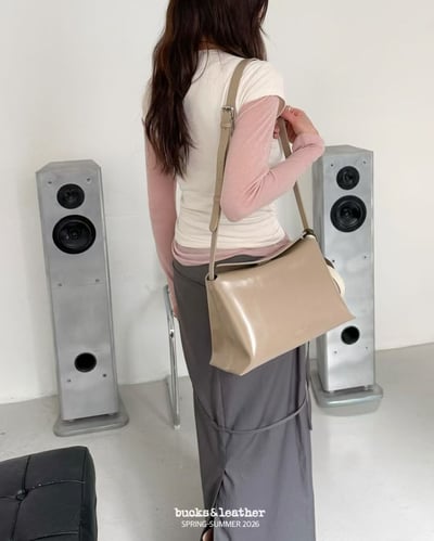 B53 Bucks&Leather  26年新皮革新色！大款 磁吸枕頭包6