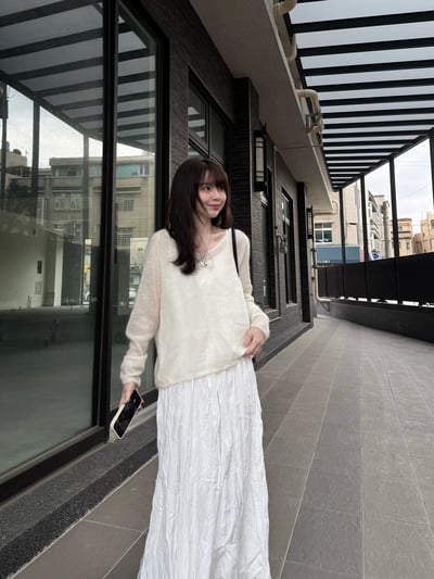 BB12 鬆軟馬海毛微V領透膚上衣 2色9