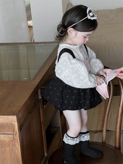 白色娃娃衫/黑色吊帶包屁2