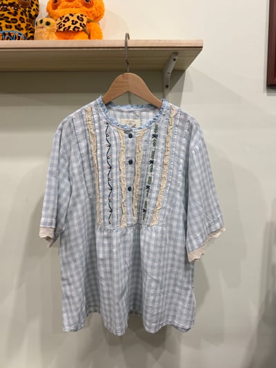 胸口壓褶繡花邊上衣1