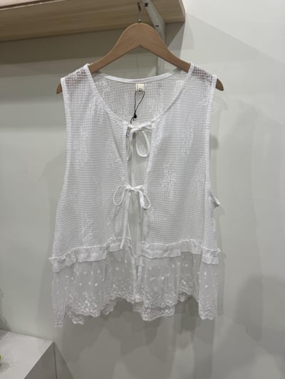 下擺蕾絲花邊綁帶背心2