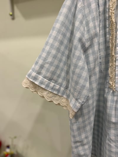 胸口壓褶繡花邊上衣4