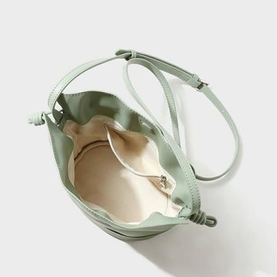 韓國TRO 高級感初春純色羊皮縮口水桶包9