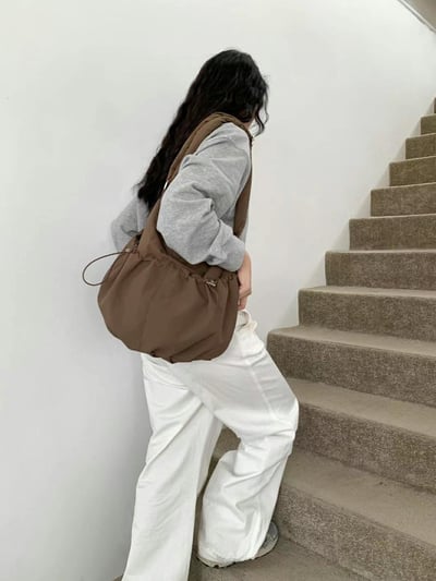 韓國TRO 人氣尼龍帆布雲朵抽繩肩背斜挎包6