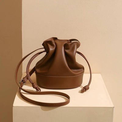 韓國TRO 高級感初春純色羊皮縮口水桶包4