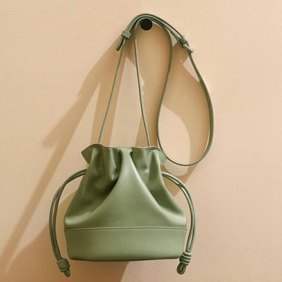 韓國TRO 高級感初春純色羊皮縮口水桶包5