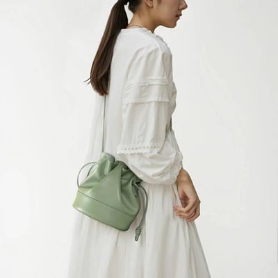 韓國TRO 高級感初春純色羊皮縮口水桶包1