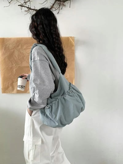 韓國TRO 人氣尼龍帆布雲朵抽繩肩背斜挎包1