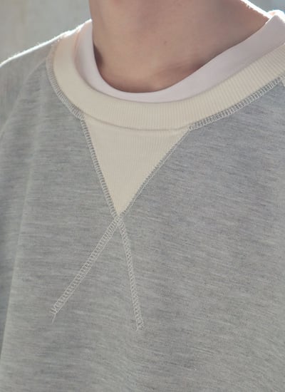 【 Giusto 】領口交叉車線大學T4